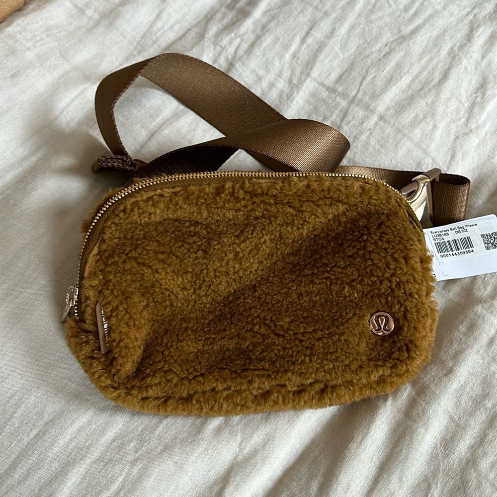 NWT Everywhere Belt Bag Fleece